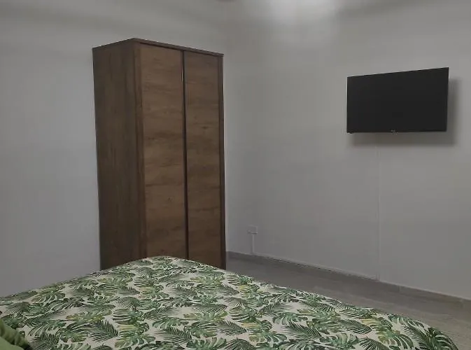 לינה וארוחת בוקר Annachiara House 3*